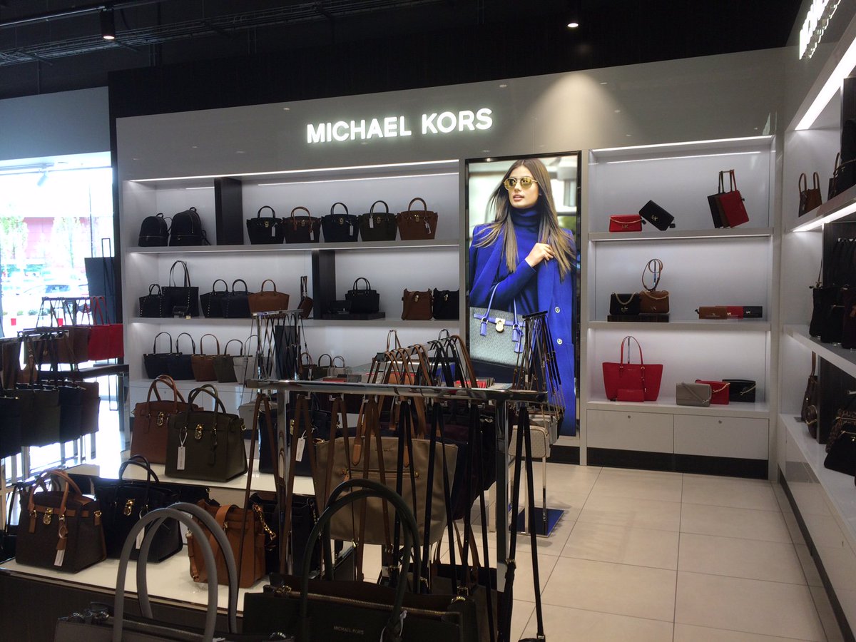 RushdenLakesSC's tweet photo. A few more inside shots of @houseoffraser for you all. 📸 Any @MACcosmetics fans out there? 💅🏼 https://t.co/UPiPyUEqFW
