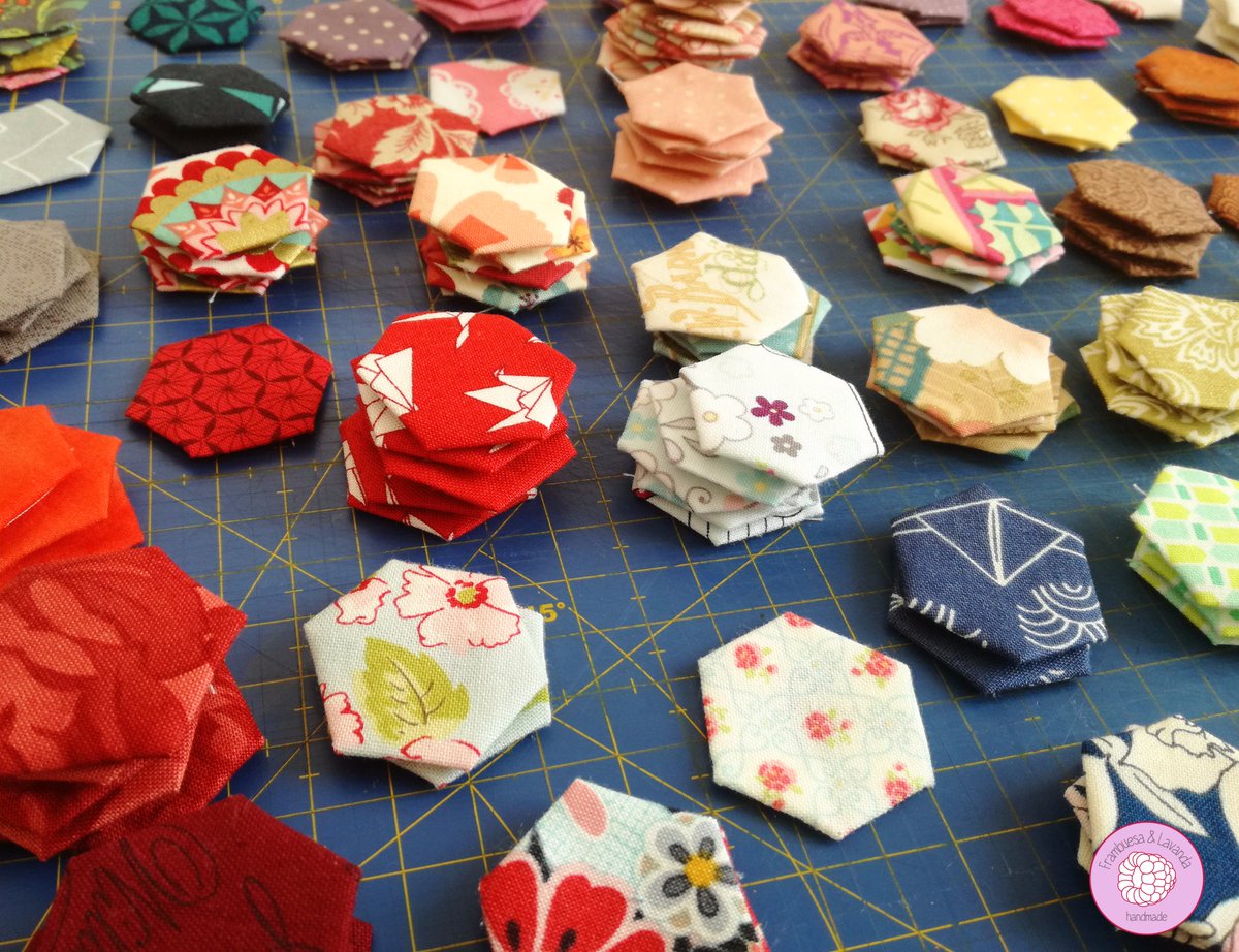 La que tenemos montada! ✂️📏#workinprogress #nuevosproyectos #patchwork #telas #fabrics #handmade #hechoamano #FrambuesayLavanda