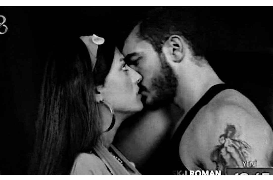 Solkan öpüşüyor ☺☺😍😍💖💖