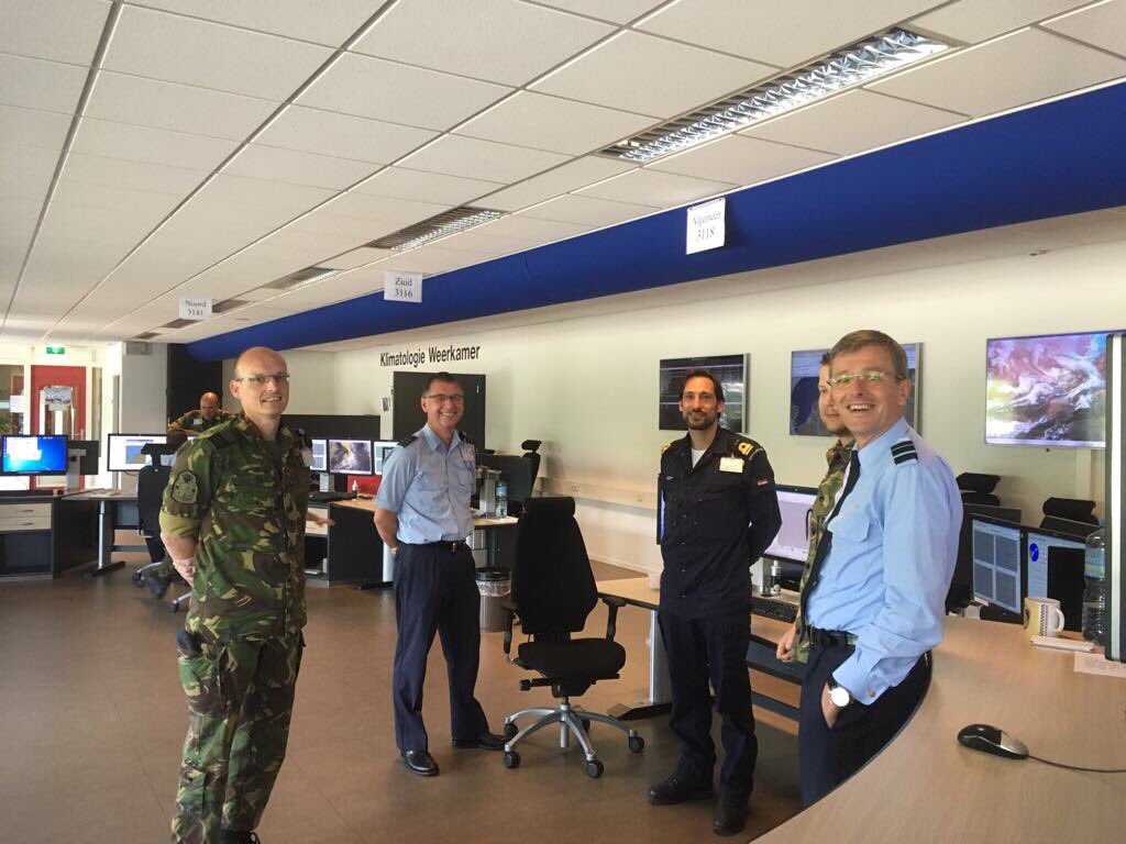 LtGenbdVerbeek's tweet photo. Werkbezoek JMG @VlbWoensdrecht het weer voorspellen als vak en professionals in data en scenario analyses 5th gen Airforce  @Kon_Luchtmacht https://t.co/GZxmhZQvoT