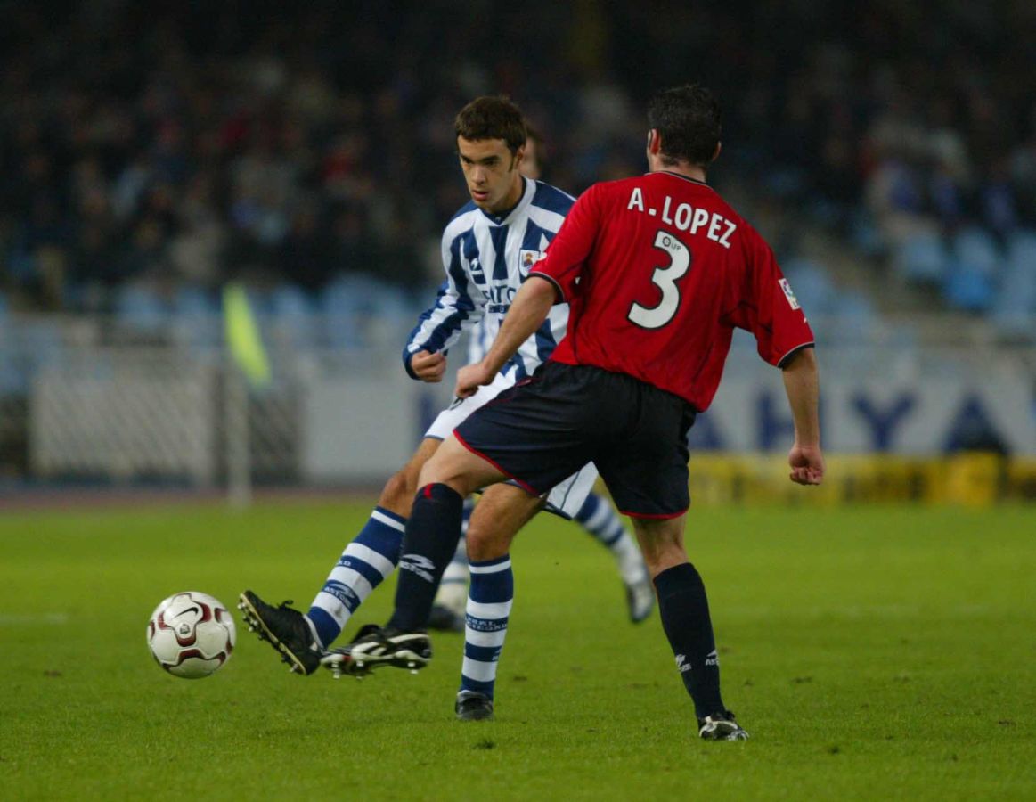 RSF_ClassicPics's tweet photo. Este veinteañero que debutó en Primera ante Osasuna en 2003 cumple 500 partidos mañana. En el minuto 10 todos en pie para aplaudirle. #XP500 https://t.co/XHhEpSEUjS