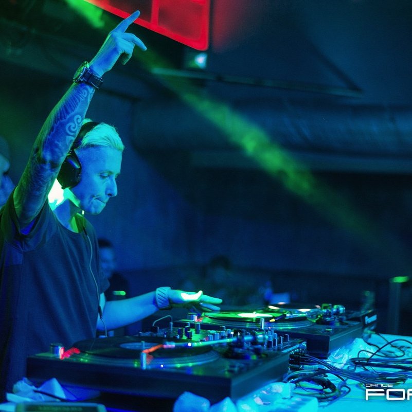 DJAnnalee's tweet photo. Have you ever heard your favourite track on vinyl? 

#trance #trancetrack #vinyl #trancelovers #trancemusic #trancedj #TranceFamily https://t.co/Qjejg5ihyH