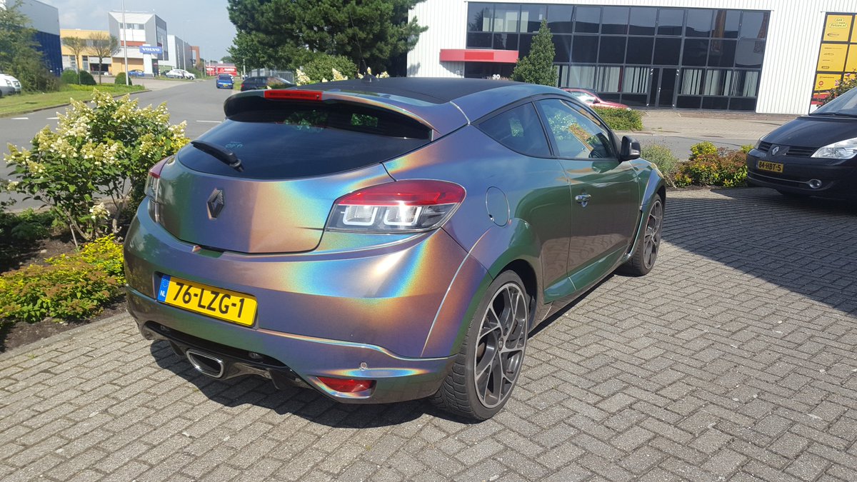 TweeReclame's tweet photo. Het logo van @wrap_masters is onder deze nieuwe carwrap folie geplakt voor een heel aparte uitstraling. #Psychedelic #carwrap #vinyl #3M https://t.co/BuQ4GWuygo