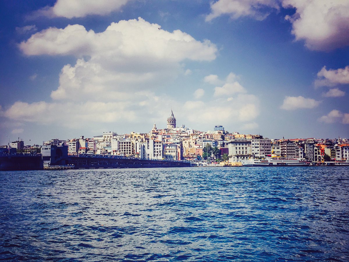 sonzvenom's tweet photo. #ThrowbackThursday #throwbackTurkey #istanbul #Turkey #traveldiaries #galatatower #sultanahmetmosque #hagiasophia #bosphorus https://t.co/lNexFYdpbz