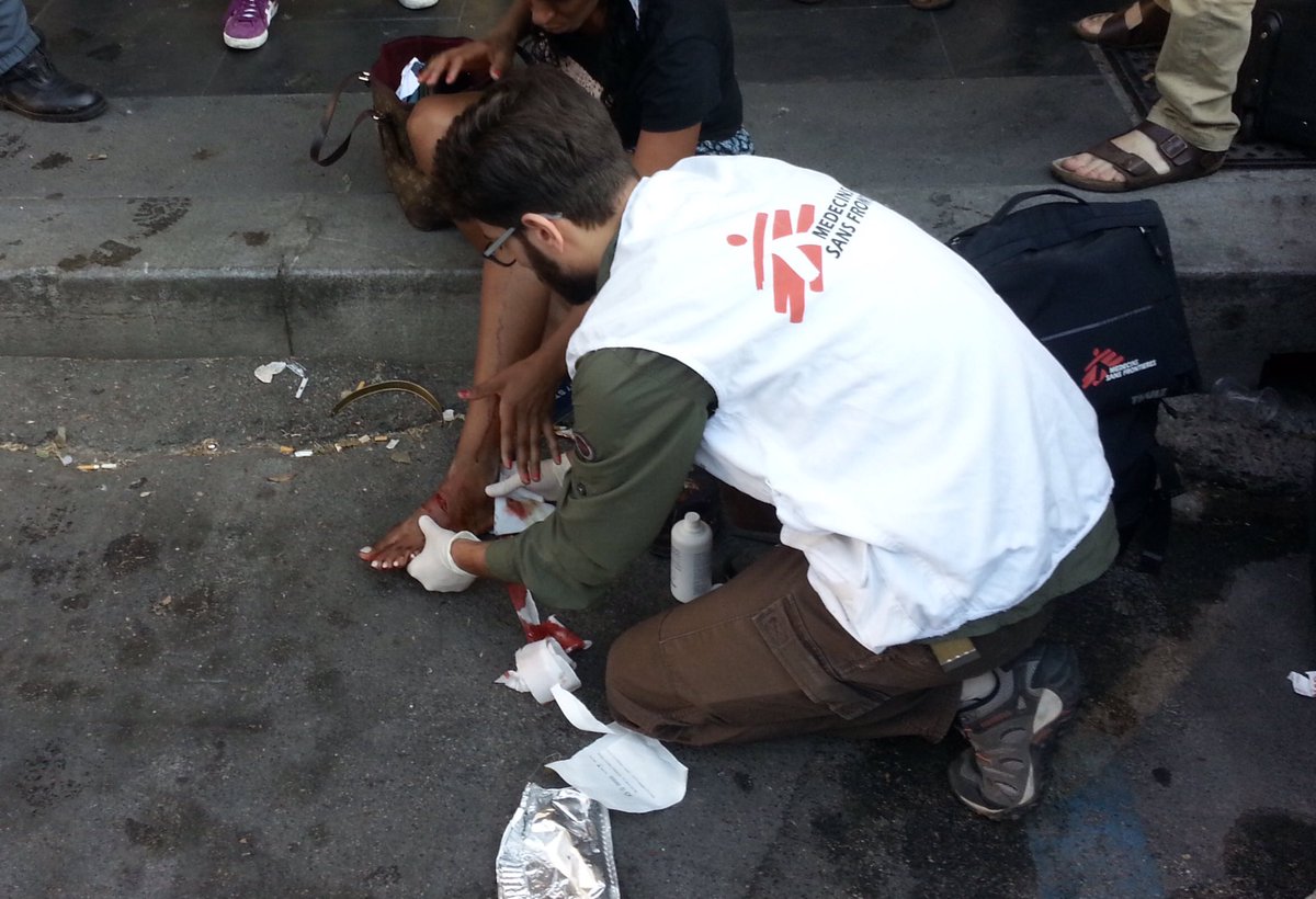MSF_ITALIA's tweet photo. "Non c'era nessuna ambulanza a #PiazzaIndipendenza. A trattare i feriti solo il team MSF" Stefano, medico di MSF. https://t.co/IiNj3xytzL