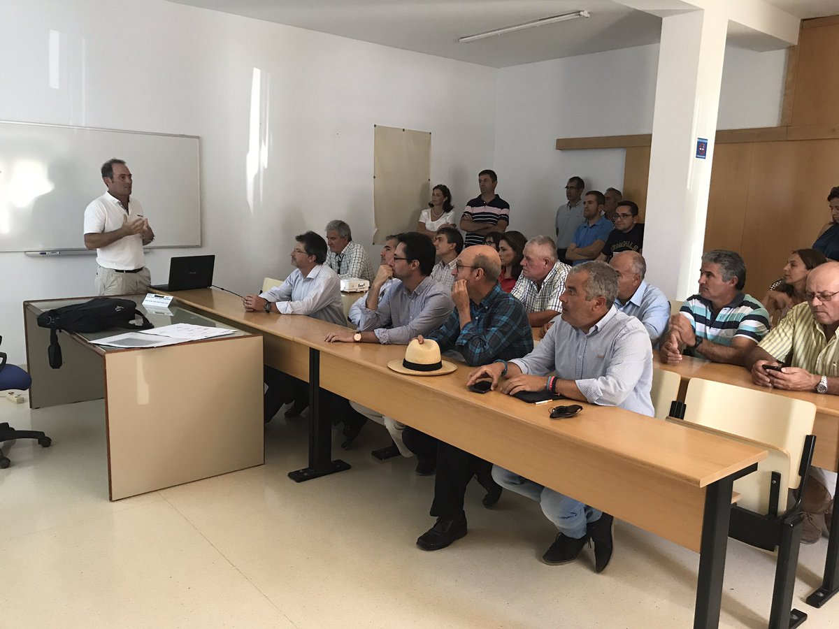 alpisancayetano's tweet photo. El Director de @agr_sostenible @juanjo_upct explicando el funcionamiento de biorreactores de madera para desnitrificación @paco_jodar https://t.co/bNChmrdmLq