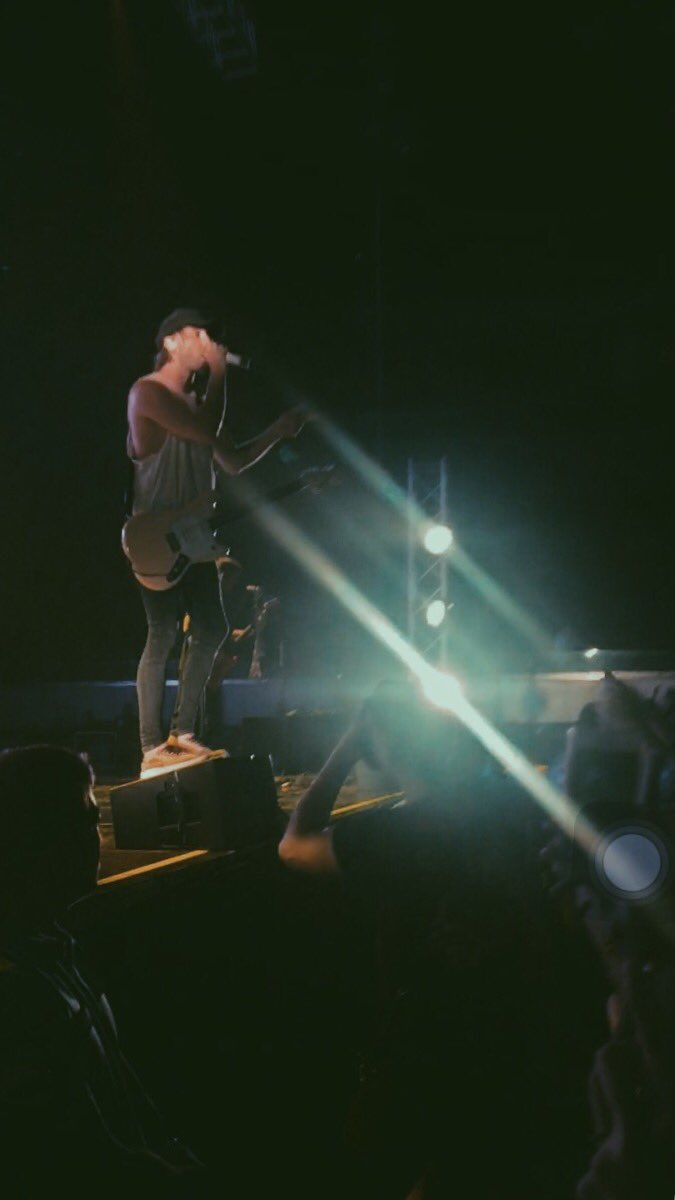 KaelenReyes's tweet photo. with nights like these who needs the days? @AllTimeLow thanks for an amazing night 😭👌🏻 come back soon !! #ATLxAII #ATLinManila2017 https://t.co/FDWZX3y907