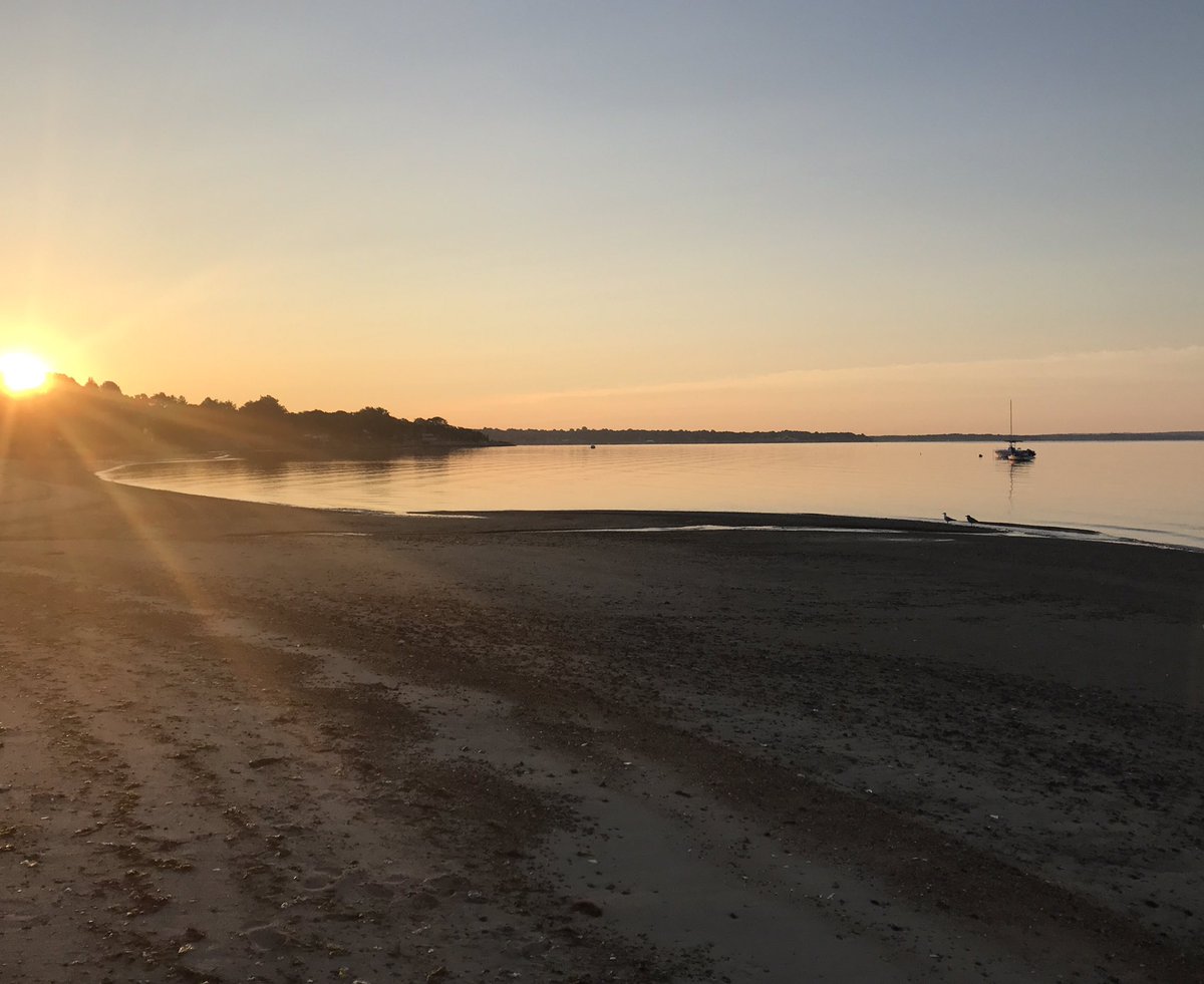 chrislb104's tweet photo. Sunrises and horses this morning in buttonwoods. @WeekendSunrise @NBC10_Kelly @MadeFromRI @BrightSide_RI #buttonwoods https://t.co/okXD30eaHk