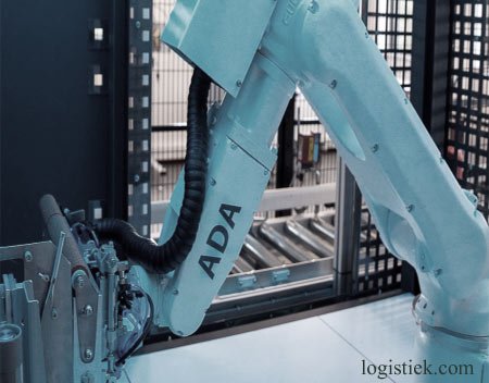 logistics_nz's tweet photo. Robot attaches documents to boxes, to boost logistics performance https://t.co/CjzviJfA2g @logistyka_net https://t.co/VR7PIR4rCR