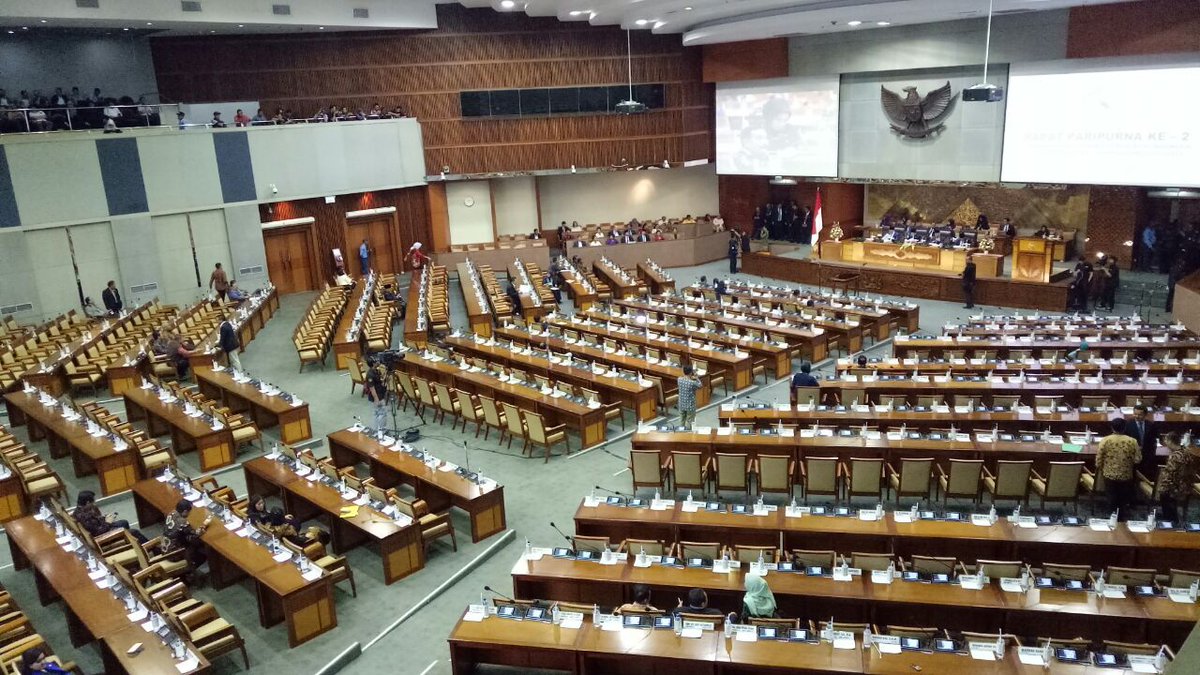 kumparan's tweet photo. Suasana 267 anggota @DPR_RI bolos sidang paripurna RAPBN 2018. https://t.co/WVECySuqe1 https://t.co/k8TjhSbdHu