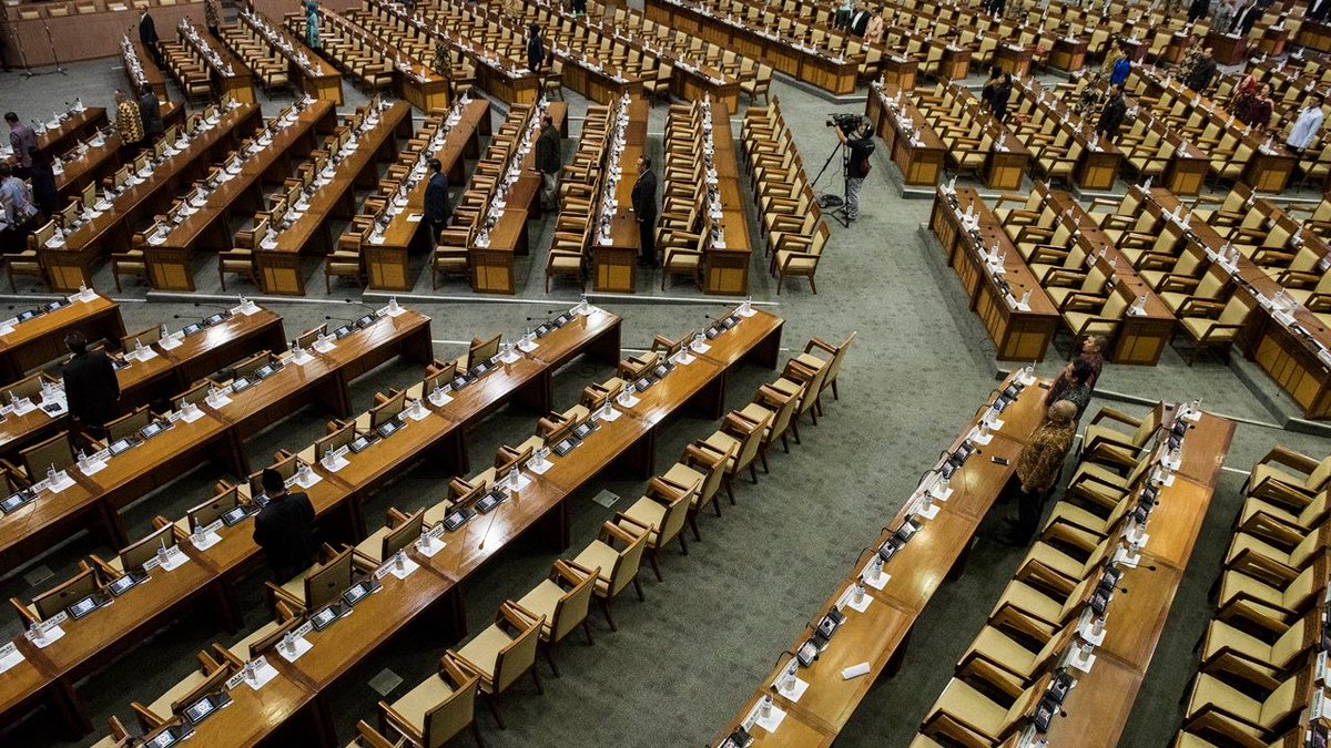 kumparan's tweet photo. Suasana 267 anggota @DPR_RI bolos sidang paripurna RAPBN 2018. https://t.co/WVECySuqe1 https://t.co/k8TjhSbdHu