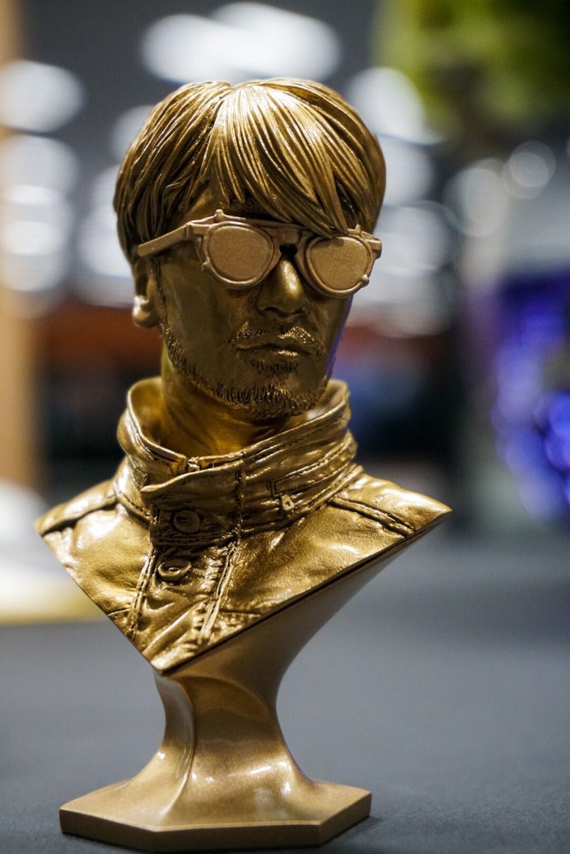 HIDEO_KOJIMA_EN's tweet image. Yoji Shinkawa commented "amazing technique for making clear resin w/o bubbles! Beautiful coloring! This is the level of professional!"