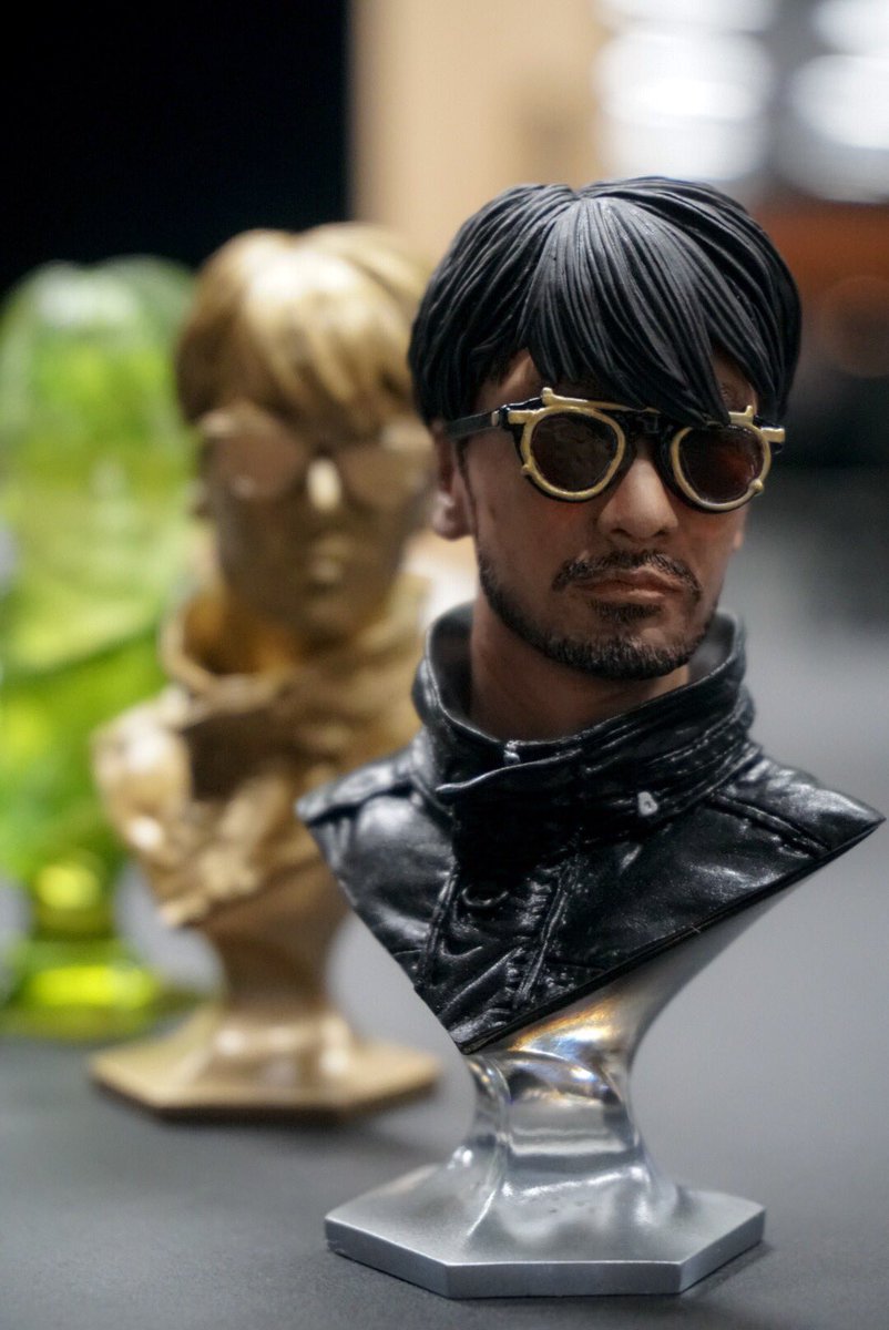 HIDEO_KOJIMA_EN's tweet image. Yoji Shinkawa commented "amazing technique for making clear resin w/o bubbles! Beautiful coloring! This is the level of professional!"