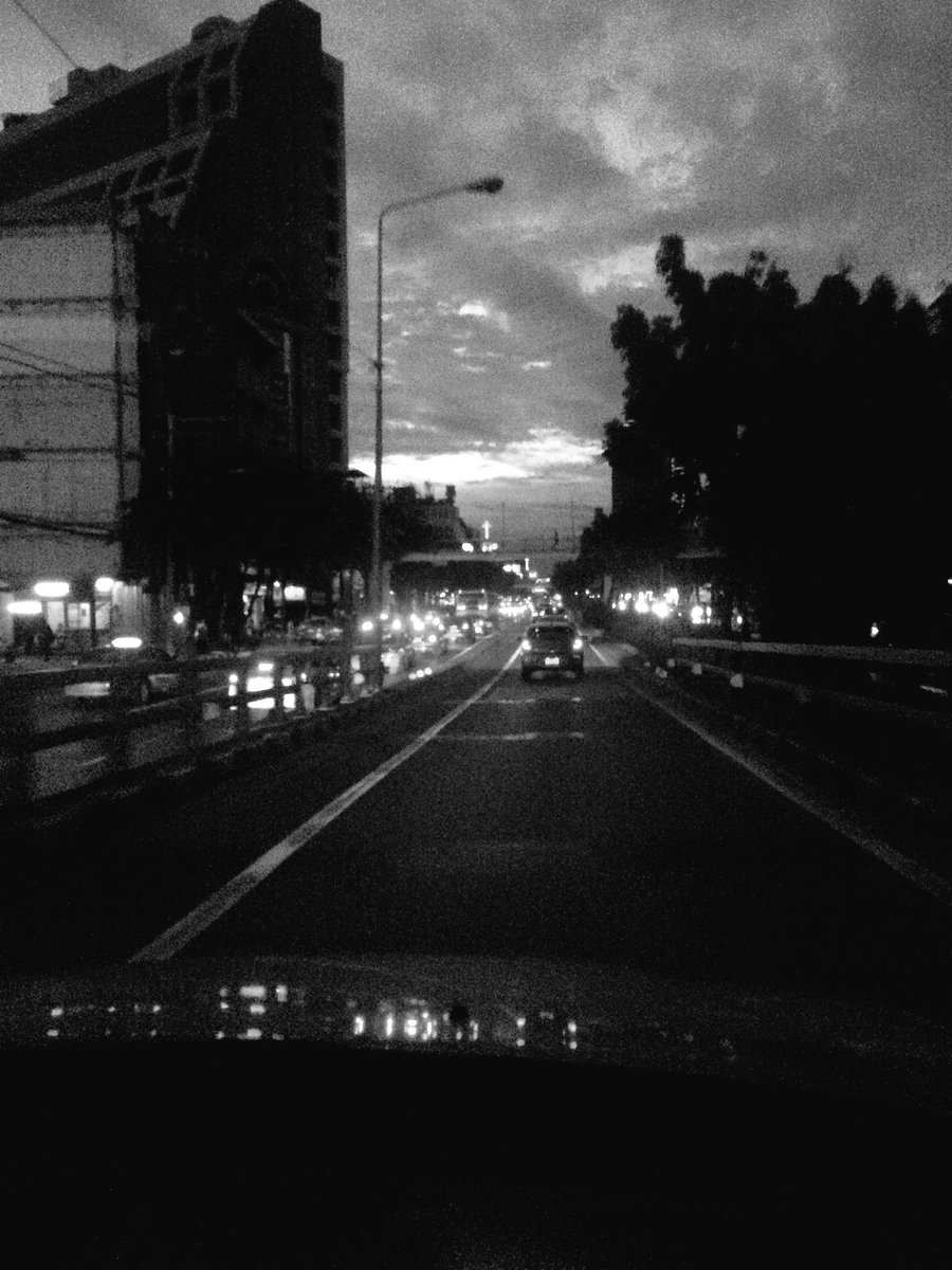 GENUS_BEERCAP's tweet photo. ฝนจะเท ให้ถึงบ้านก่อนไม่ได้หรอ?? https://t.co/1HGXJr1PiU