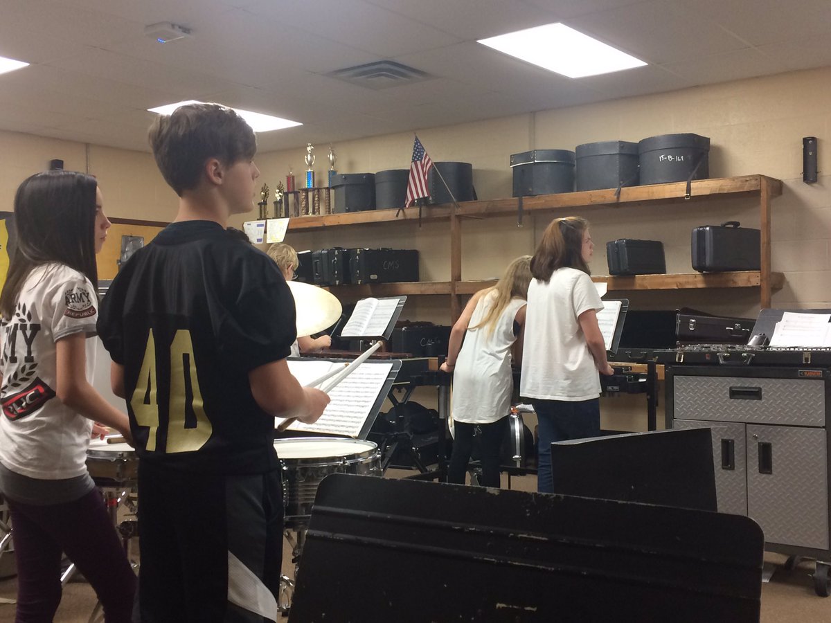 aestesrtr's tweet image. Enjoyed hanging in CMS band class this morning with Mr. Long @Tigerscms #preparation #TeacherModeling 🥁 🎺