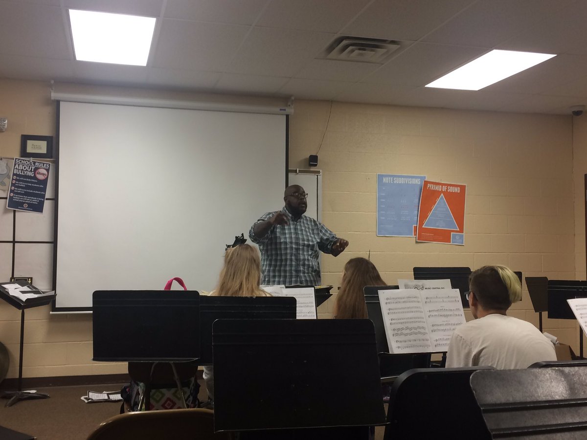 aestesrtr's tweet image. Enjoyed hanging in CMS band class this morning with Mr. Long @Tigerscms #preparation #TeacherModeling 🥁 🎺