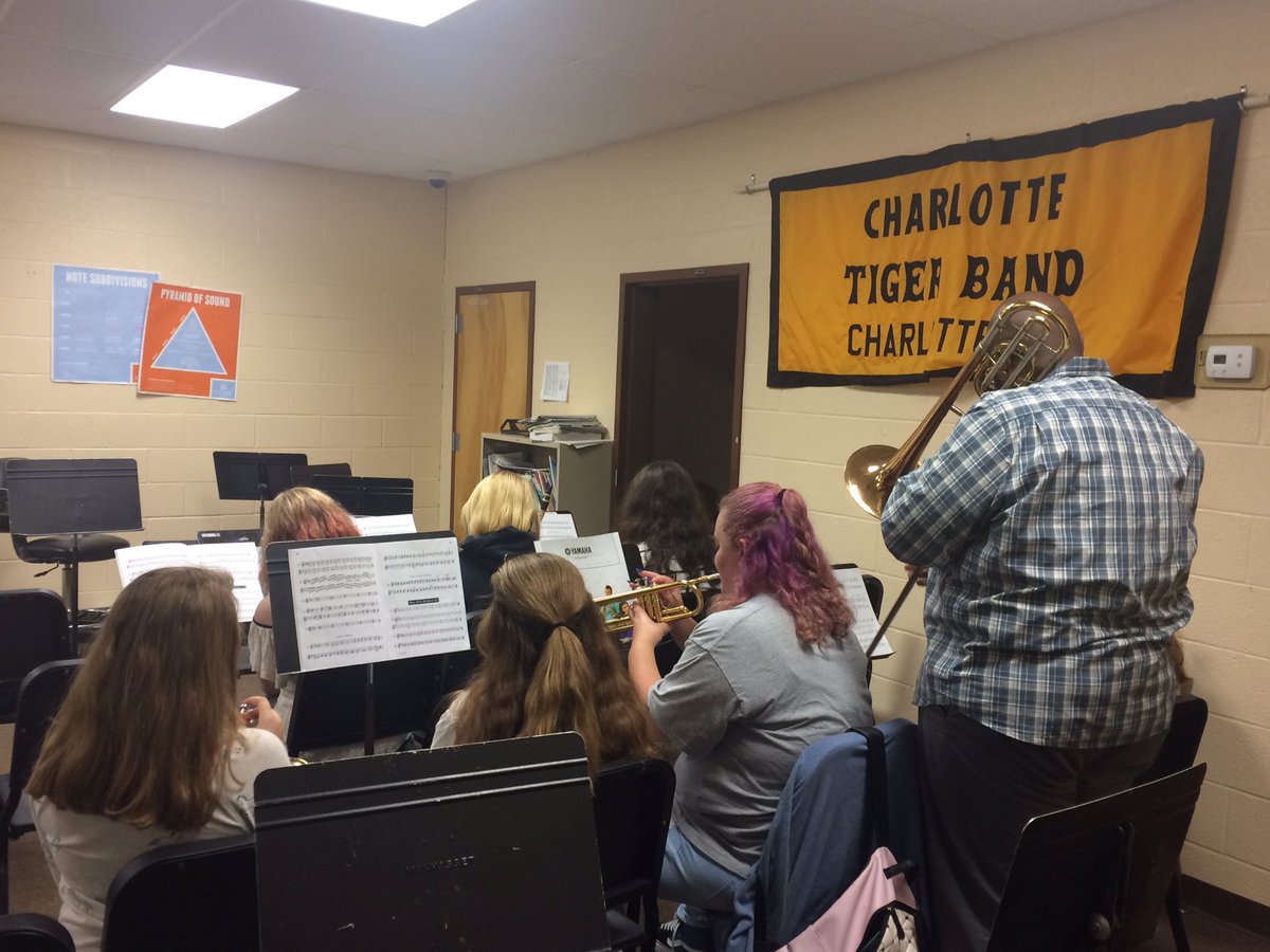 aestesrtr's tweet image. Enjoyed hanging in CMS band class this morning with Mr. Long @Tigerscms #preparation #TeacherModeling 🥁 🎺