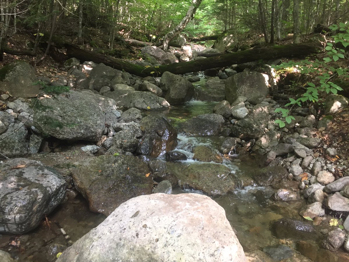 tylerhikes's tweet photo. #Cairns vs. #RockStacks
One is designated by a land manager to assist exposed travel, the other is ego / detracts from the natural view. https://t.co/guox7D9Wd1