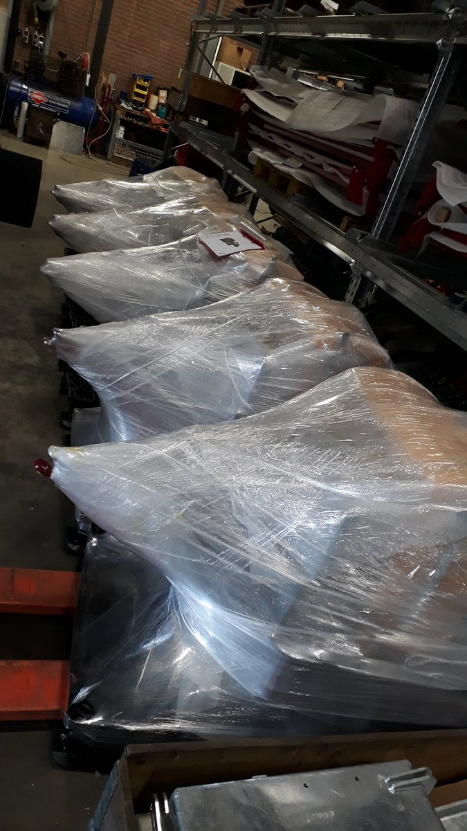 VredoDodewaard's tweet photo. 5x #Vredo #Turf-Fix ready for transport to the other side of the world. #superprotection #highquality #internationalgreenkeeping https://t.co/kg1J5J2ngB