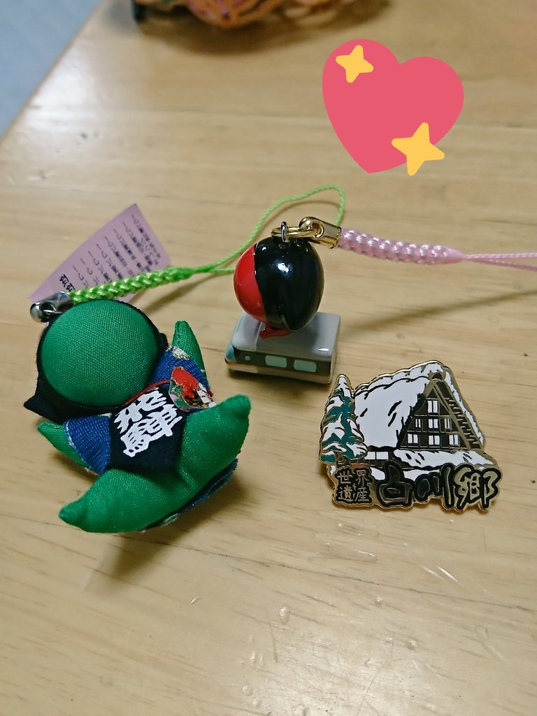 依代 よりしろ Ing Sur Twitter 飛騨高山のお土産 白川郷ピンバッジとワイドビューひだに乗るさるぼぼ 緑のさるぼぼ 健康運アップ ゆるキャラのひだっちがかなり可愛かったのでグッズ 買わなかったことに若干後悔している また来いってことだよね 緑のさるぼぼは