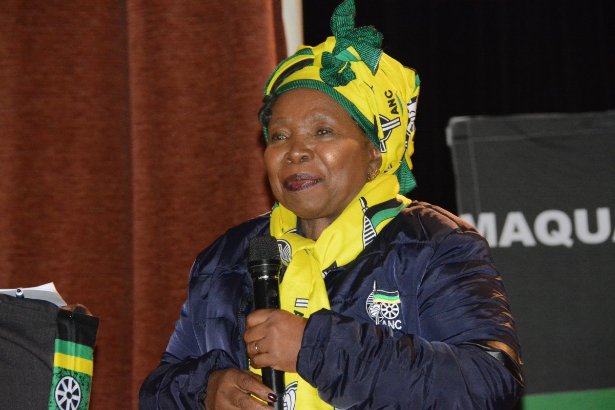 "Where women want to do agriculture, the land must be found" <a href="/DlaminiZuma/">Dr Nkosazana Dlamini Zuma</a> speaking at the <a href="/ANCNorthWest/">ANCNW</a> #CadresForum #Malibongwe