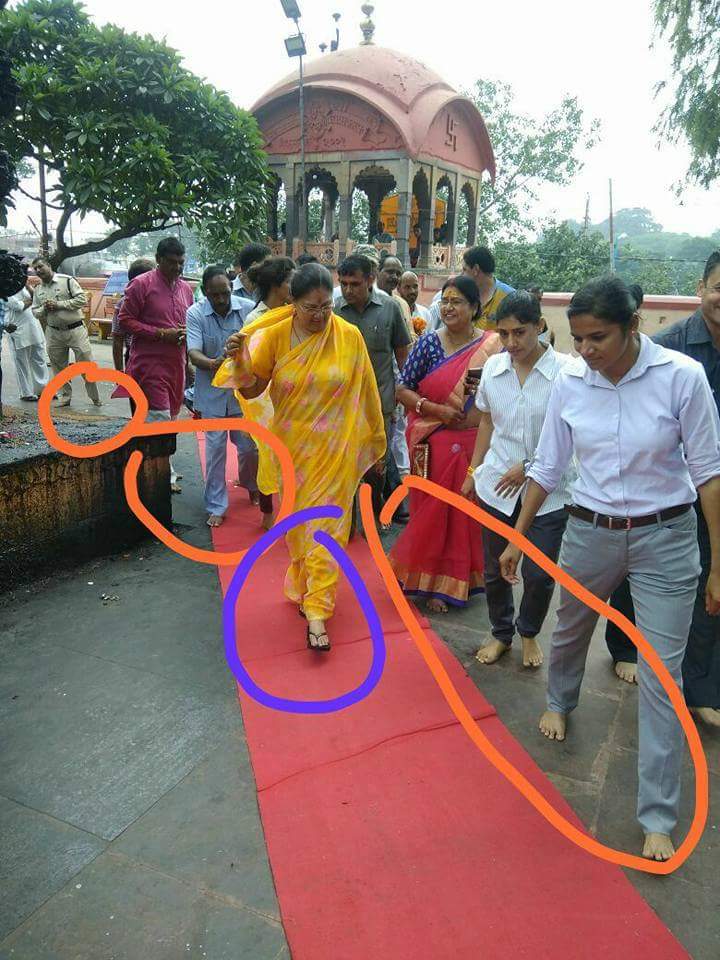 AfzalKhan_INC's tweet photo. #Rajasthan #CM in Ujjain temple walked with scandal shoes
#YehIndiaHaiYahaSabChaltaHai #VVIP_Culture @VasundharaBJP https://t.co/FbF8xoNCRD