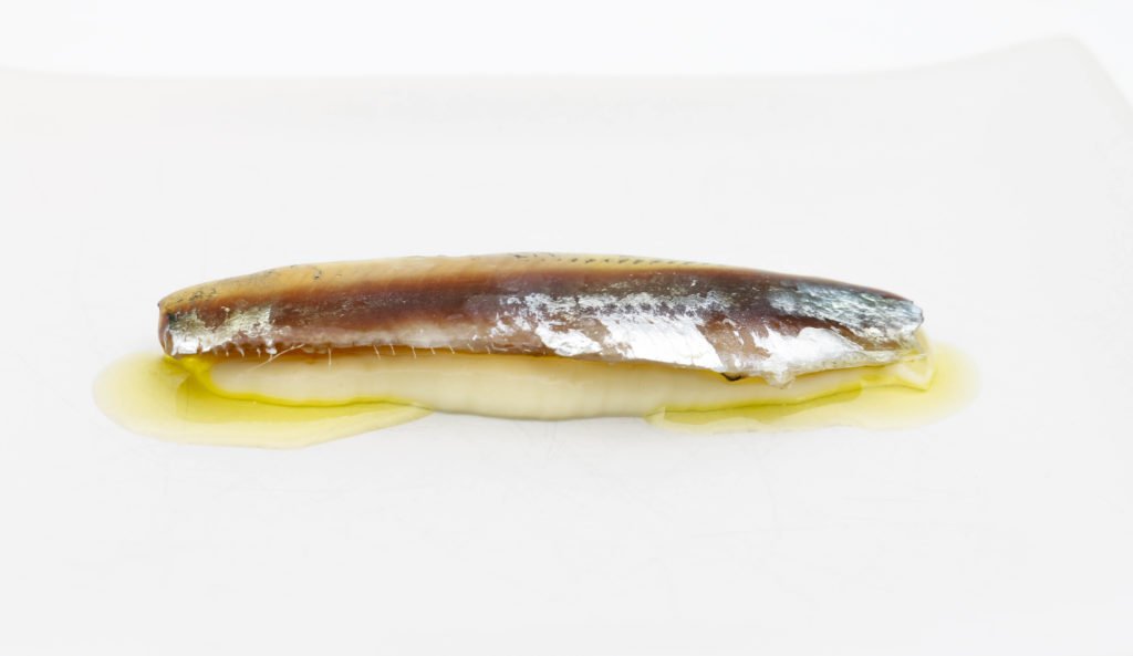 Anchoa casera express con puré de coliflor - gastronomia.es/recetas/anchoa…