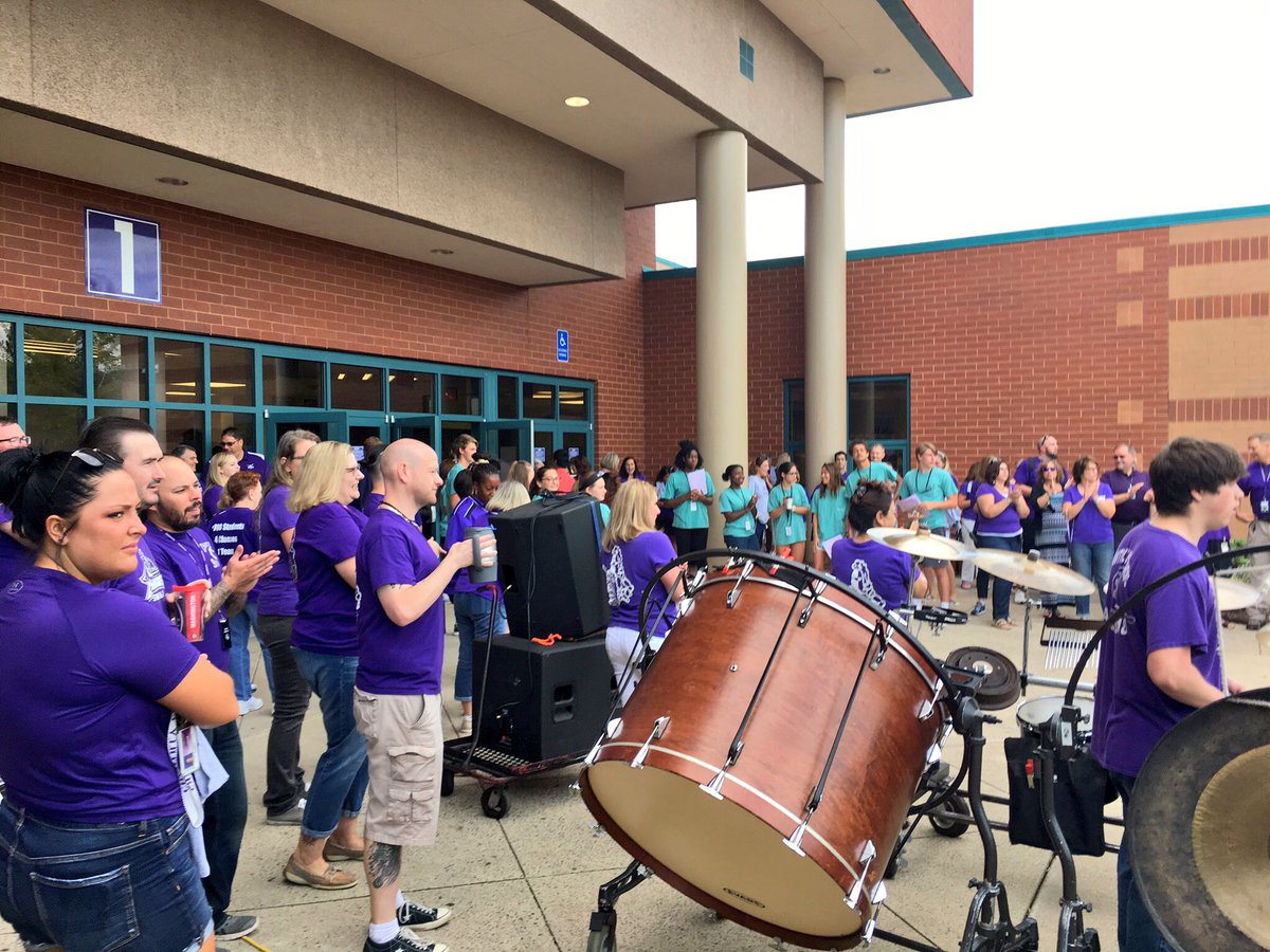 Chantilly_HS's tweet photo. Welcome new Chargers! #chantillypride https://t.co/fBuqrmkn7F
