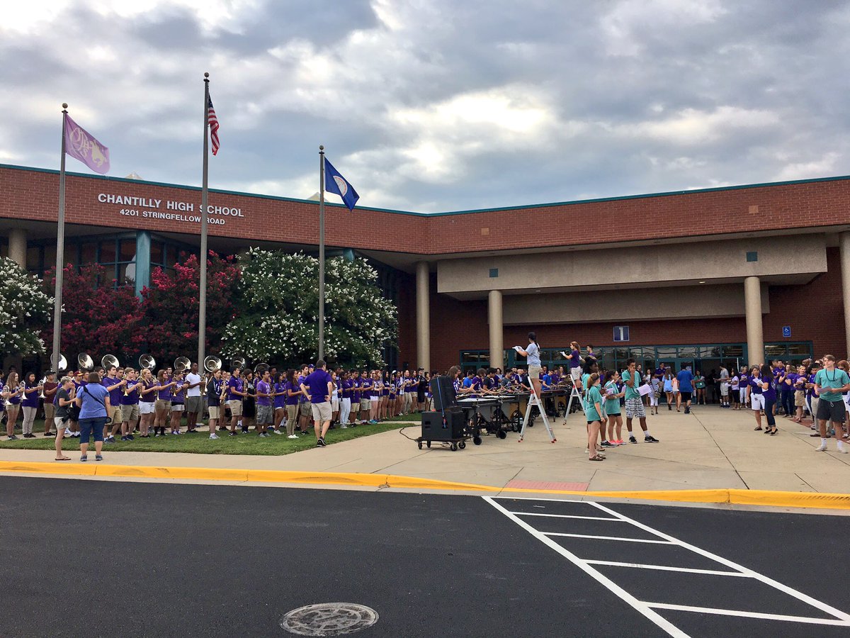 Chantilly_HS's tweet photo. Welcome new Chargers! #chantillypride https://t.co/fBuqrmkn7F
