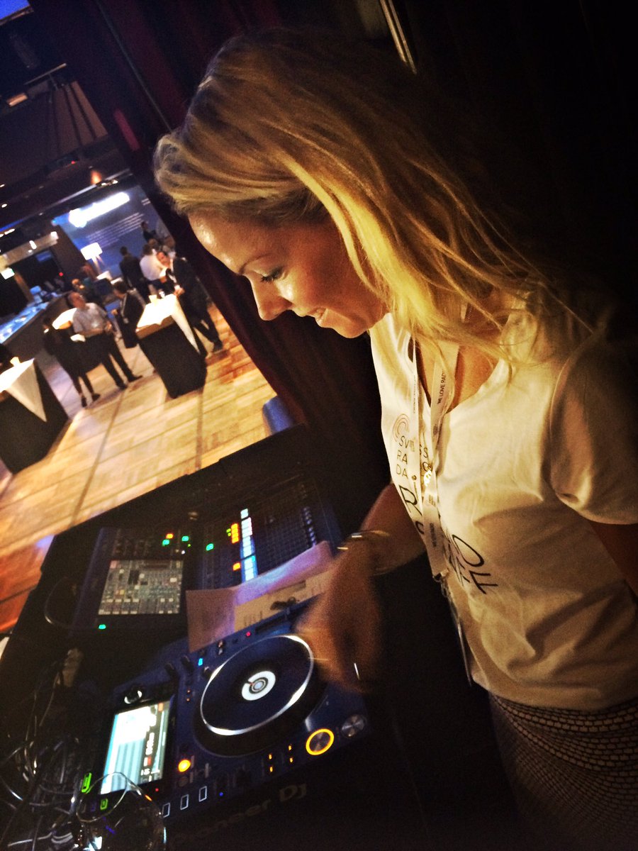 patriciavliemt's tweet photo. Me hitting the gong @SwissRadioDay ⏯🎶🙋#Zurich #Radiogirl #Jamonradio #mittwoch 4-6PM #tunein #drivetimeshow #chartshow #urban https://t.co/2WCfbKk6M1