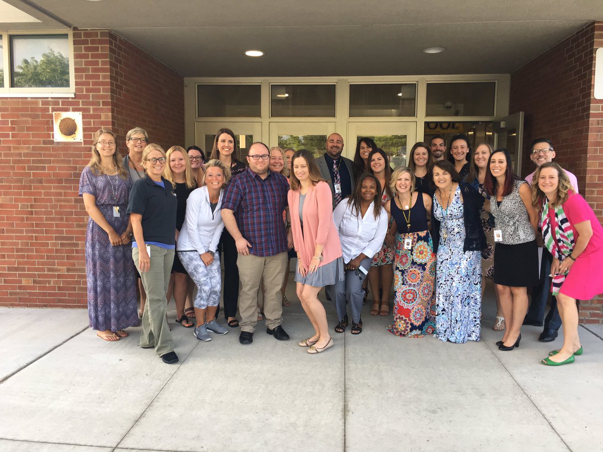 KOAikenElemMrT's tweet image. HAPPY FIRST DAY OF SCHOOL @KOGoldenEagles Aiken teachers &amp;amp; students are ready for a great day! #backtoKO #staffselfie #firstdayofschool2017
