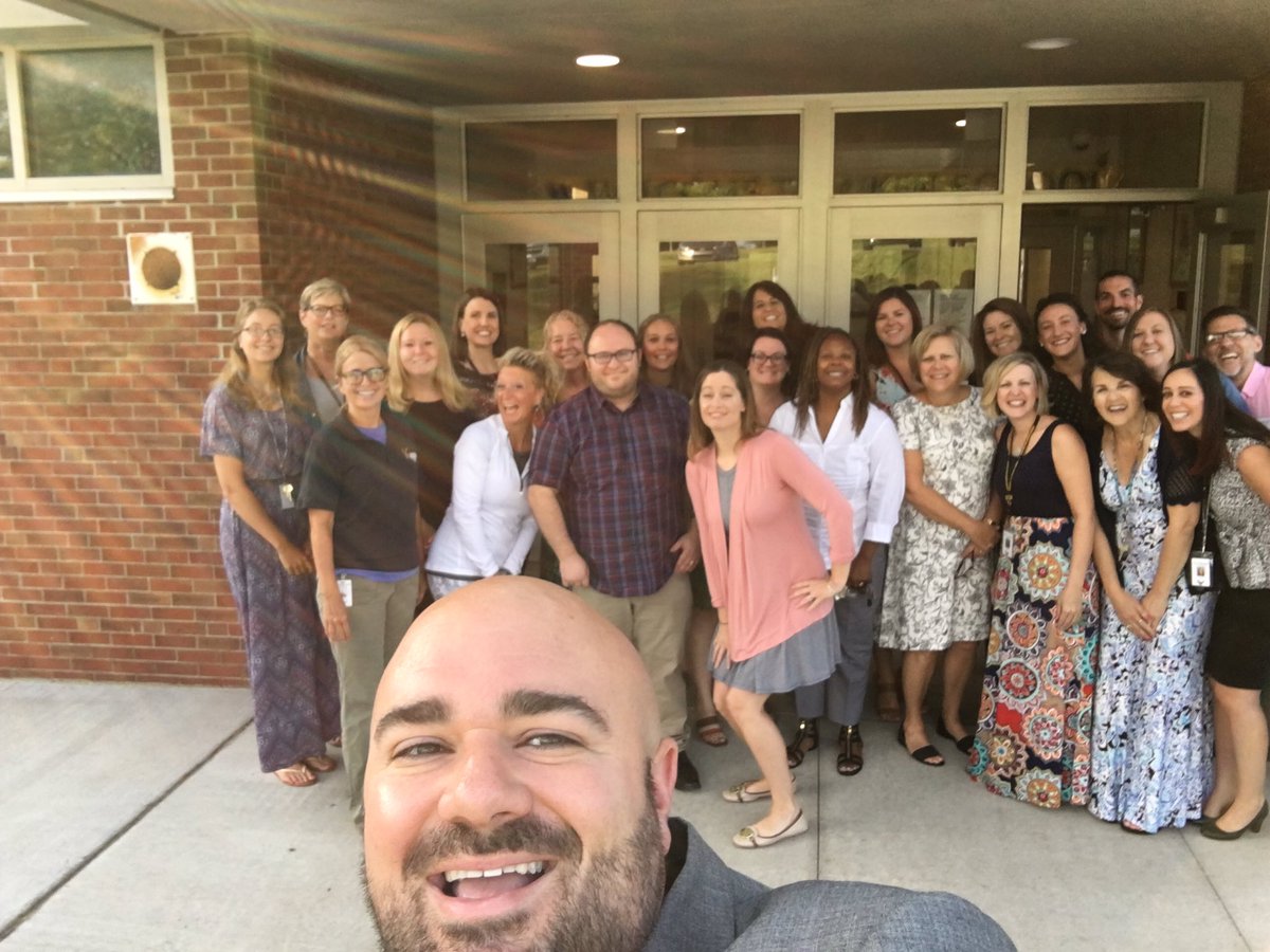 KOAikenElemMrT's tweet image. HAPPY FIRST DAY OF SCHOOL @KOGoldenEagles Aiken teachers &amp;amp; students are ready for a great day! #backtoKO #staffselfie #firstdayofschool2017