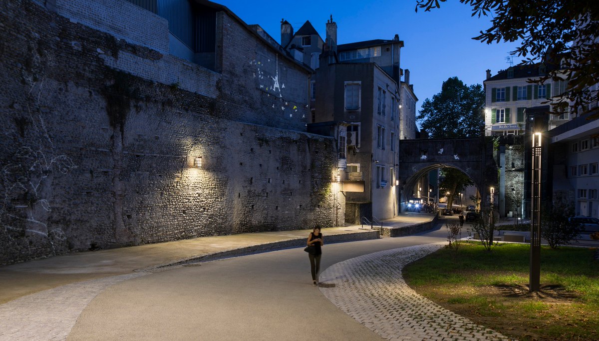 quartierlumiere's tweet photo. Street art lighting - Pau 
Conception Lumière : Quartiers Lumières 
Produit  : Comatelec, Selux, Technilum
Photo : X.Boymond https://t.co/uuKHrEda5Y