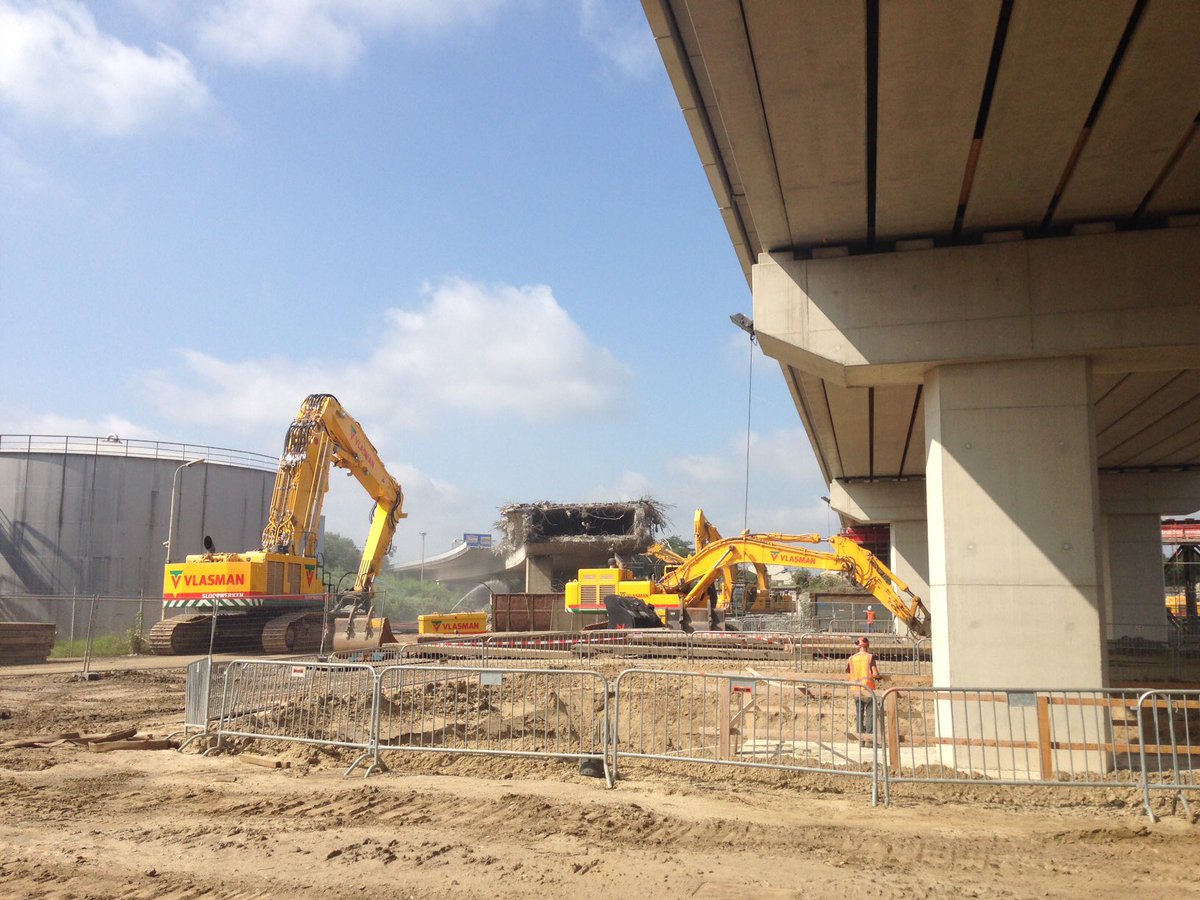 IngridKoenen's tweet photo. Slopen, schuiven en vakwerk op de vierkante millimeter. Op #reportage bij de Noorderbrug in Maastricht @Strukton #mooitechnischweer https://t.co/OoWHAeiknm