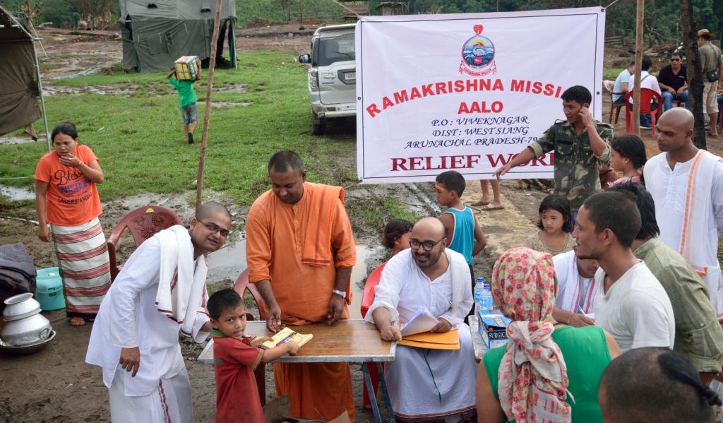 ArunachalDIPR's tweet photo. Ramakrishna Mission, Aalo Distributes Relief to #Tadin Fire victims at West Siang Dist. @PemaKhanduBJP @DCMChownaMein https://t.co/13vryg7bz5
