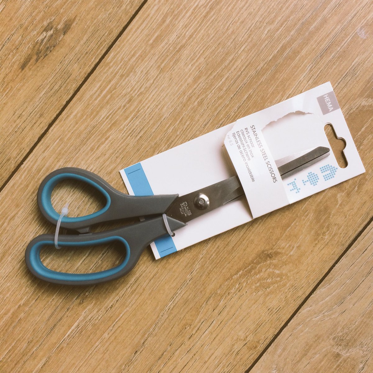 AmandaCardinale's tweet photo. Is this not the definition of irony? #donthaveotherscissors #hencewhyiboughtthese https://t.co/WBUR5JJeiM