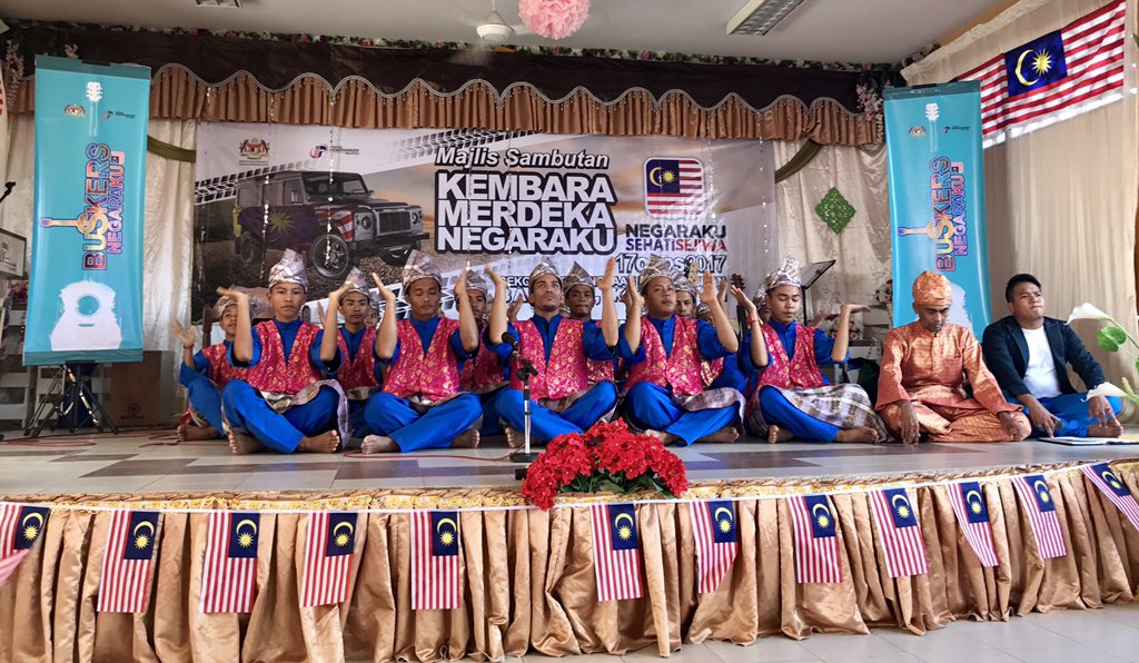 VvianFern's tweet photo. #KMN BACHOK 2017
#Flashmobber
#Proud To Be 🇲🇾👭👬
#Sy ❤️Malaysia
#KB Buskers
#DikirBarat
#bergheh https://t.co/uUZQgtvu1X