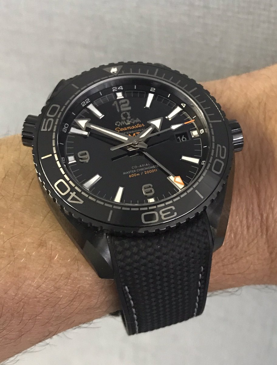 This all black Ceramic Omega Planet Ocean is such a cool looking watch on the wrist!! New 2017 model £8320 = £6650 👍🏽