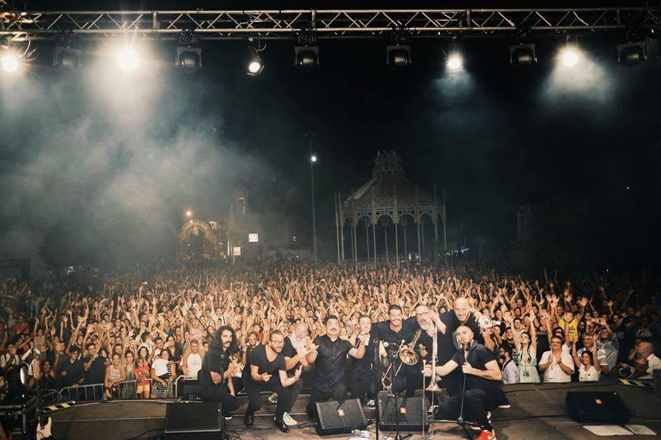 Bandeasud's tweet photo. L'energia di @RoyPaci & Aretuska sul palco di Bande a Sud, a chiusura della VI edizione 🎉🎺
#todajoia #todabeleza #bas2017 #musica https://t.co/CtNBCNqlNA