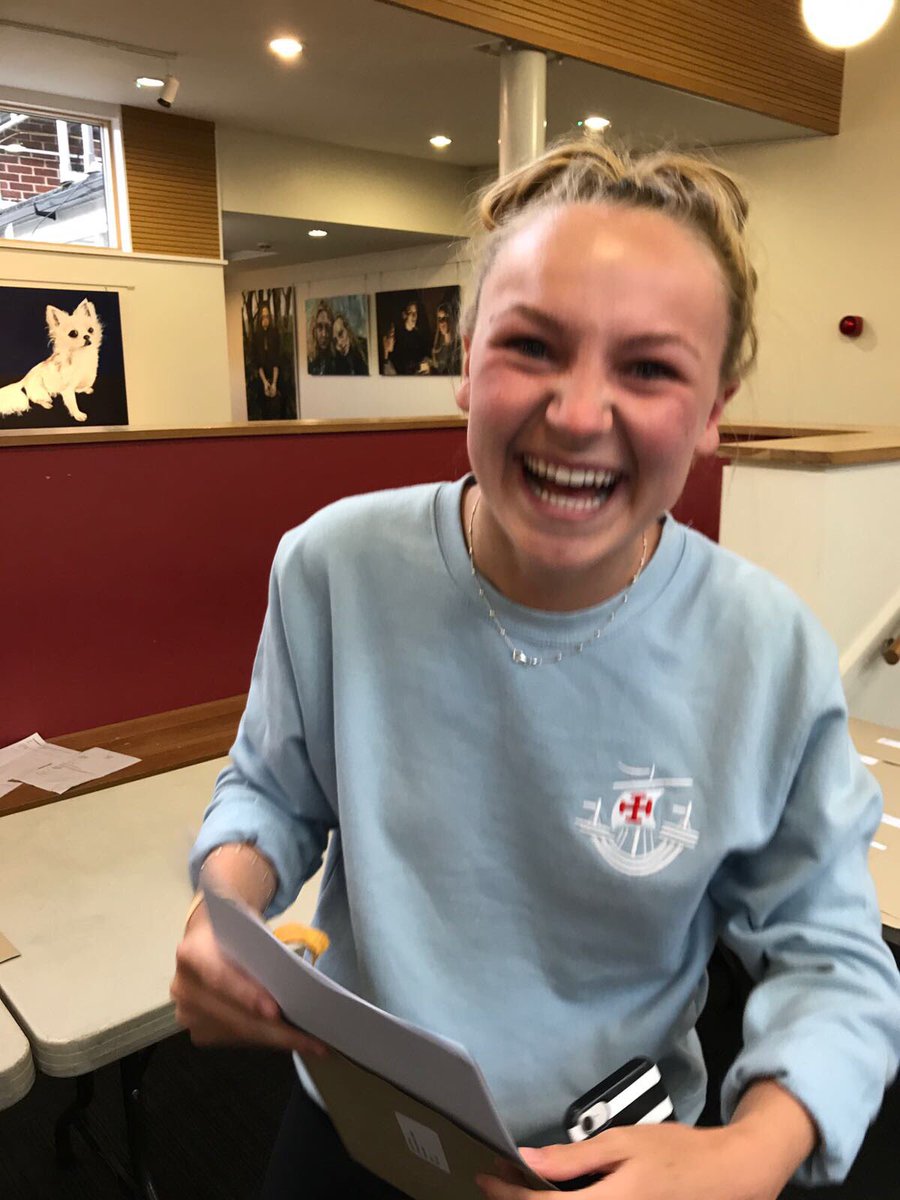Harriet_12's tweet photo. started sixth form as a patient in hospital &amp; now off to my first choice medical school to learn how to be the one helping the patients 😭✨ https://t.co/ymJCU1o5Z2