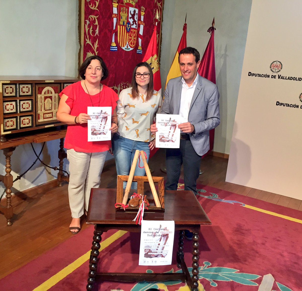 Dip_Va's tweet photo. L@s diputad@s @iscar_i y Alc.Natividad Casares presentan el XI #Certámen de #danzas de #palos de #Torrelobatón @turvalladolid https://t.co/MIZ6VA9yRc