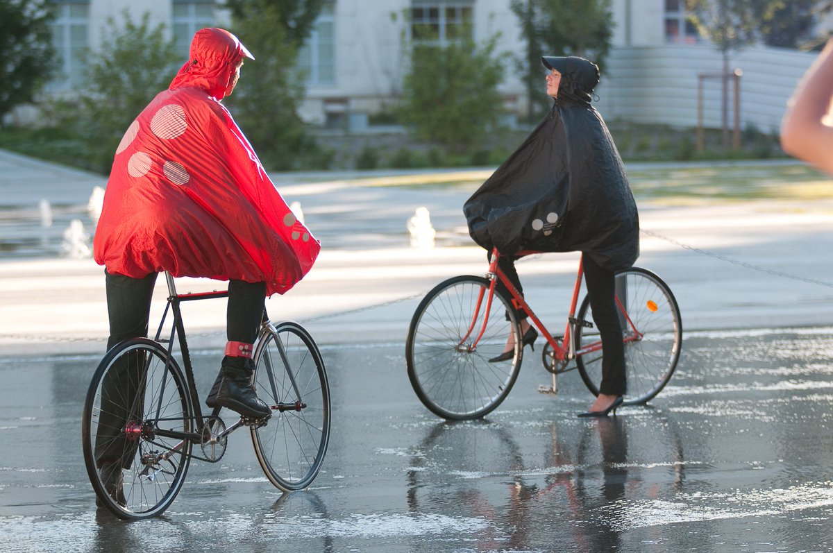 MMonbadon's tweet photo. Vielä on kesää jäljellä, mutta pyöräilijöiden kannattaa jo varautua syksyn sateisiin kunnon Fulap-sadeviittalla. https://t.co/XQO9a3JHaL https://t.co/kOflMyfuPG