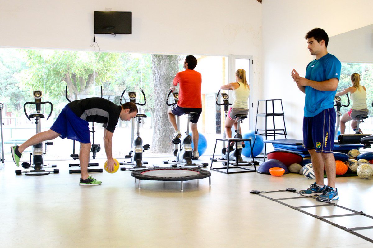 blancosnegro's tweet photo. EL CRD DE BERAZATEGUI: CÓMO PREVENIR LAS LESIONES MÁS FRECUENTES EN DEPORTISTAS AMATEURS | Blanco sobre Negro https://t.co/741KuCuVme https://t.co/mYX02Q4Gi1