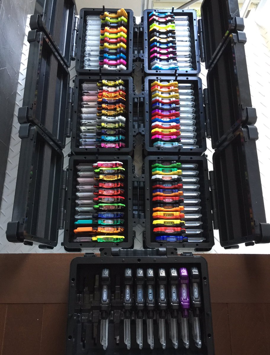 Neverpop03 V Twitter ガシャットケース７箱目に突入 それでも収まりきらないガシャット達 Dx版も現状残すところ バトルラッシュ１本のみ 仮面ライダーエグゼイド