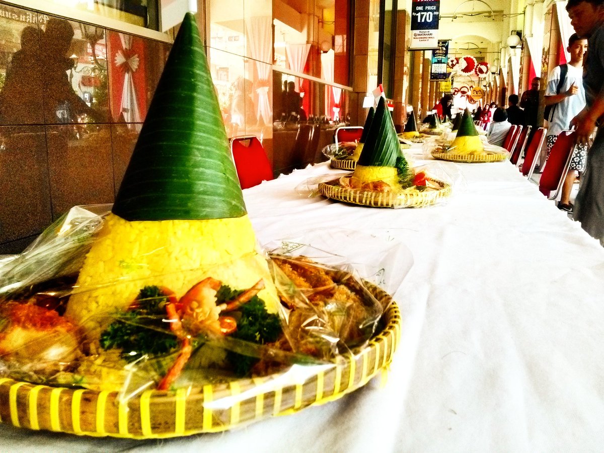 BeeBraDenoTra's tweet photo. Persiapan...
Lomba Makan Tumpeng dalam rangka HUT RI 72 Th di halaman depan #malmalioborojogja https://t.co/m0NCBK5nF9