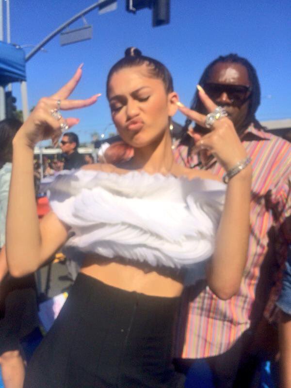 throwbackdaya's tweet photo. (August 16, 2015) Zendaya at the 2015 Teen Choice Awards in LA https://t.co/ZwAIkK5eq7