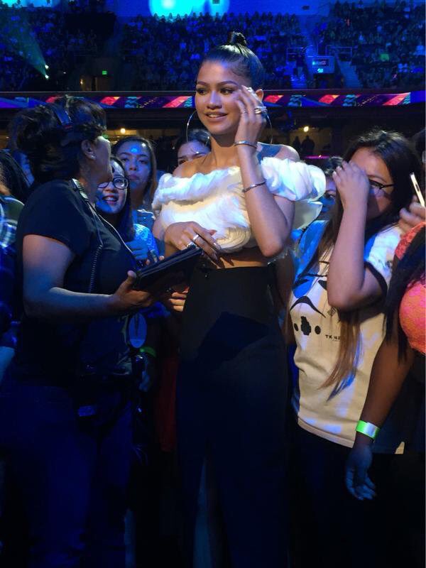 throwbackdaya's tweet photo. (August 16, 2015) Zendaya at the 2015 Teen Choice Awards in LA https://t.co/Z9amgd1Hq2