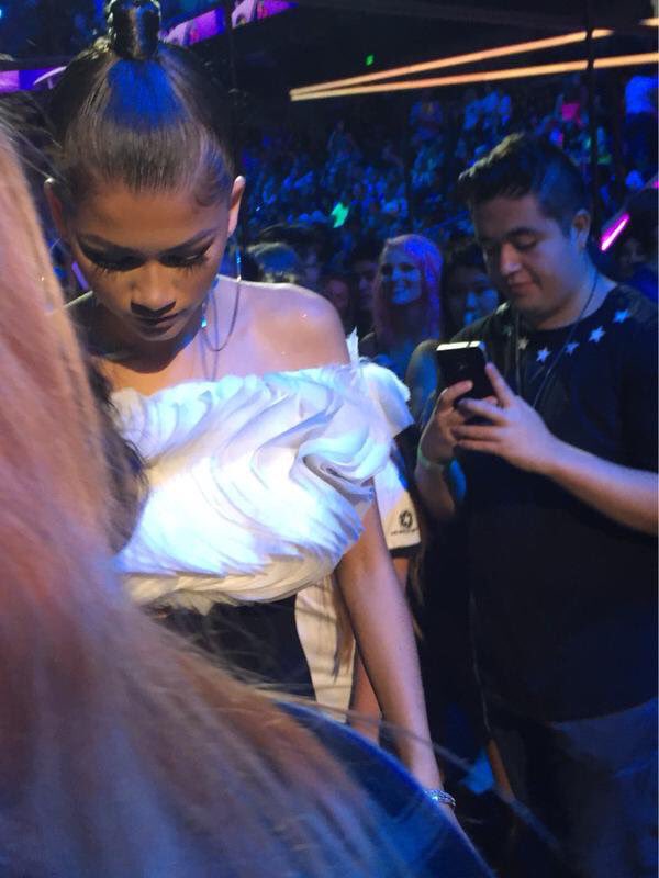 throwbackdaya's tweet photo. (August 16, 2015) Zendaya at the 2015 Teen Choice Awards in LA https://t.co/Z9amgd1Hq2