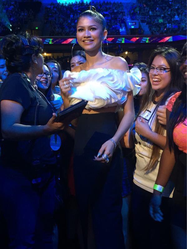 throwbackdaya's tweet photo. (August 16, 2015) Zendaya at the 2015 Teen Choice Awards in LA https://t.co/Z9amgd1Hq2