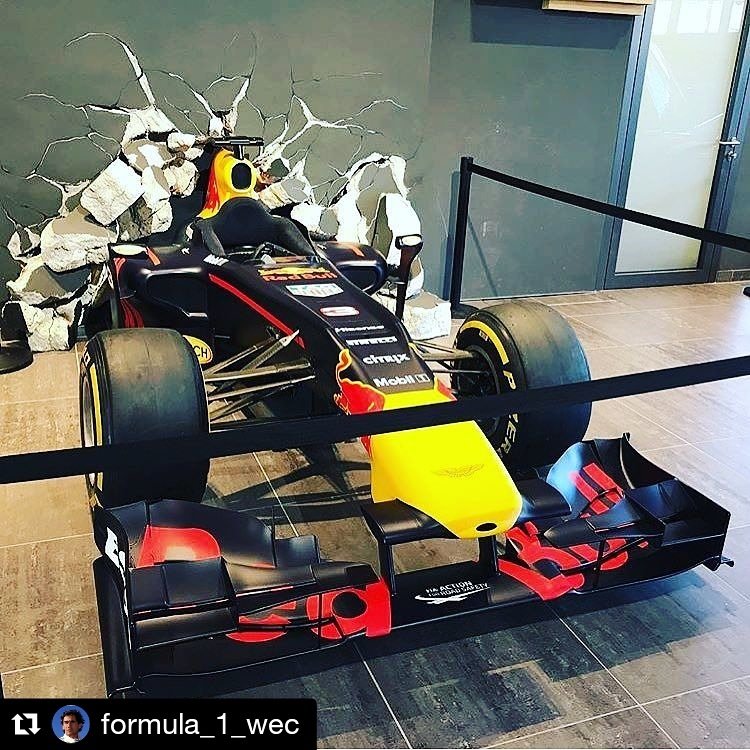 remco_v_eldik's tweet photo. @danielricciardo back from his summerbreak #F1 #BelgianGP
#verstappenland @redbullracing
#PushtheBoundaries #Red13ull 
Credit formula_1_wec https://t.co/9fVmup1vTx